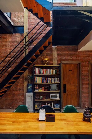 Lobby sitting area - PUREMIND Loft Hotel (Beijing)
