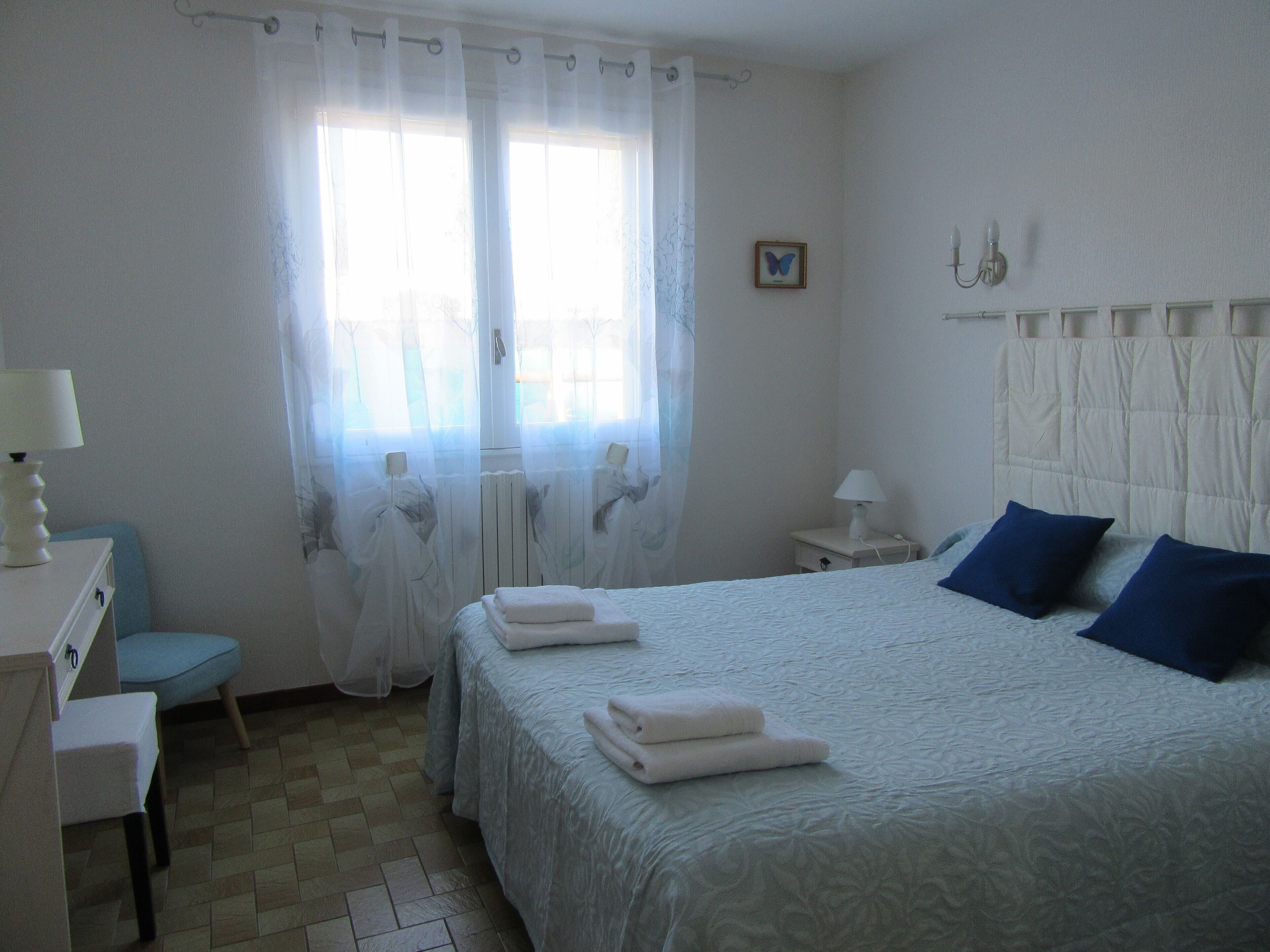 3 habitaciones, tabla de planchar con plancha y cuna de viaje 