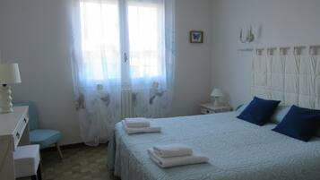 3 habitaciones, tabla de planchar con plancha y cuna de viaje