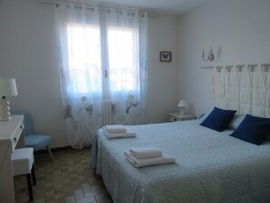 3 bedrooms, iron/ironing board, travel crib, free WiFi - Near BEZIERS gîte for 6 people, terrace & garden, quality amenities. (Puimisson)