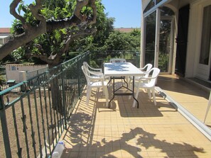 Outdoor dining - Near BEZIERS gîte for 6 people, terrace & garden, quality amenities. (Puimisson)