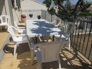 Outdoor dining - Near BEZIERS gîte for 6 people, terrace & garden, quality amenities. (Puimisson)