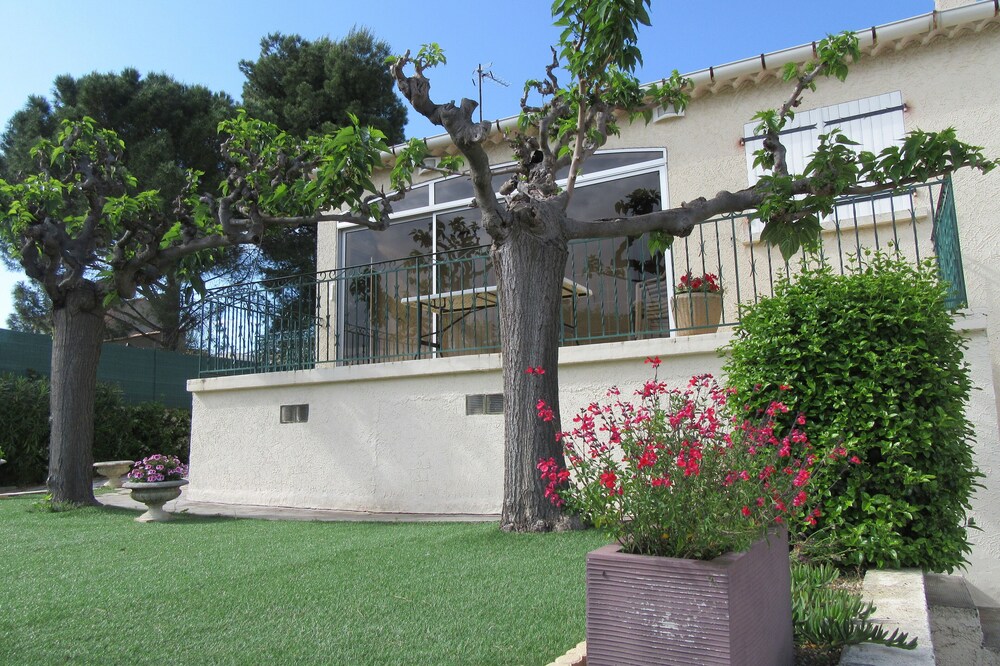 Close to Béziers very well equipped cottage, patio and garden, quality of services.