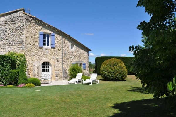 la maison et la terrasse sans vis à vis donnant sur le parc