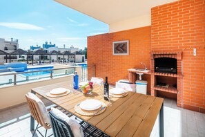 Outdoor dining - Meia Praia 1 bed Apt Sleeps 4, 10 Minute walk from Meia Praia Beach & Marina. (Lagos)