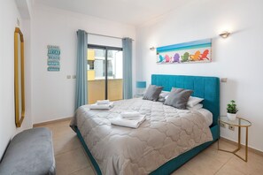1 bedroom, iron/ironing board, travel cot, WiFi - Meia Praia 1 bed Apt Sleeps 4, 10 Minute walk from Meia Praia Beach & Marina. (Lagos)