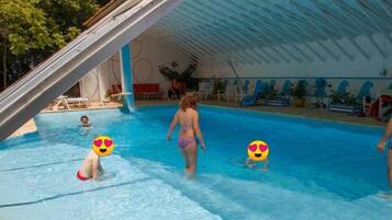 Kolam renang indoor dan kolam renang outdoor, dengan kursi berjemur