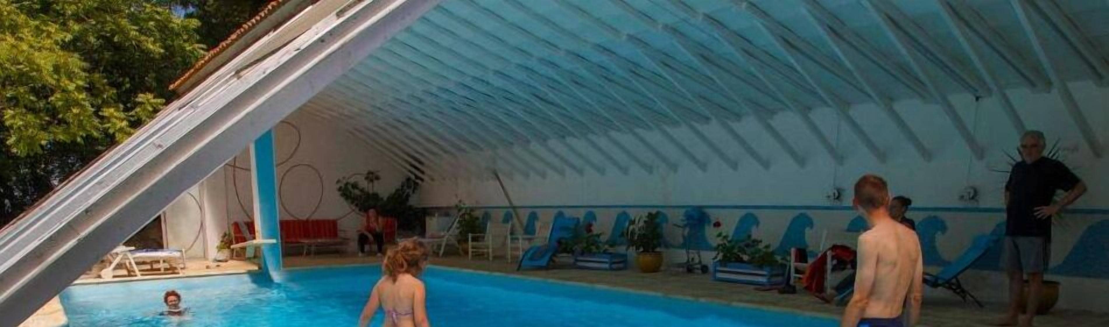 Innenpool, Außenpool, geöffnet von 10:00 Uhr bis 21:00 Uhr, Liegestühle