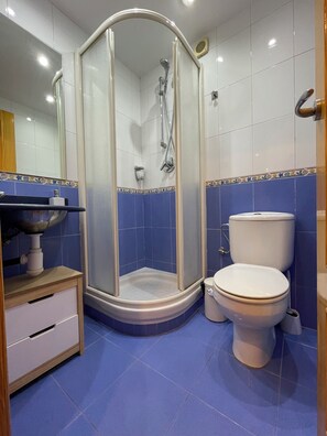 Ensemble baignoire-douche, séchoir à cheveux, bidet, serviettes fournies