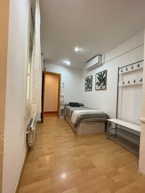2 bedrooms, iron/ironing board, travel crib, free WiFi - Central apartment with parking (Vilanova i la Geltrú)