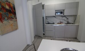 Kühlschrank, Herdplatte, Kochgeschirr/Geschirr/Besteck