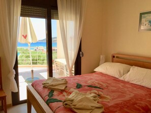 2 habitaciones, escritorio y tabla de planchar con plancha 