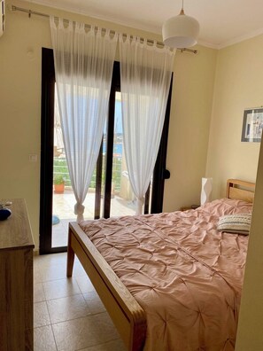 2 Schlafzimmer, Schreibtisch, Bügeleisen/Bügelbrett, Reisekinderbett