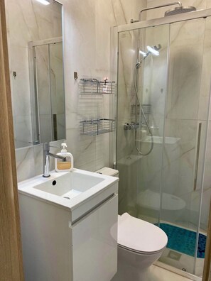 Dusche, Haartrockner, Handtücher, Seife