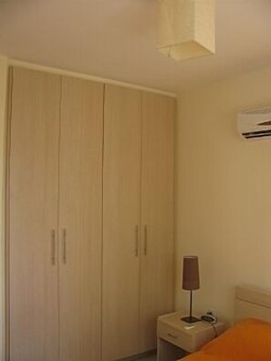 2 bedrooms, in-room safe, iron/ironing board, free WiFi