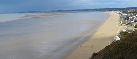 Una spiaggia nelle vicinanze