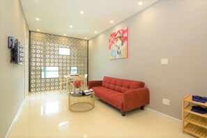 Una televisión de pantalla plana