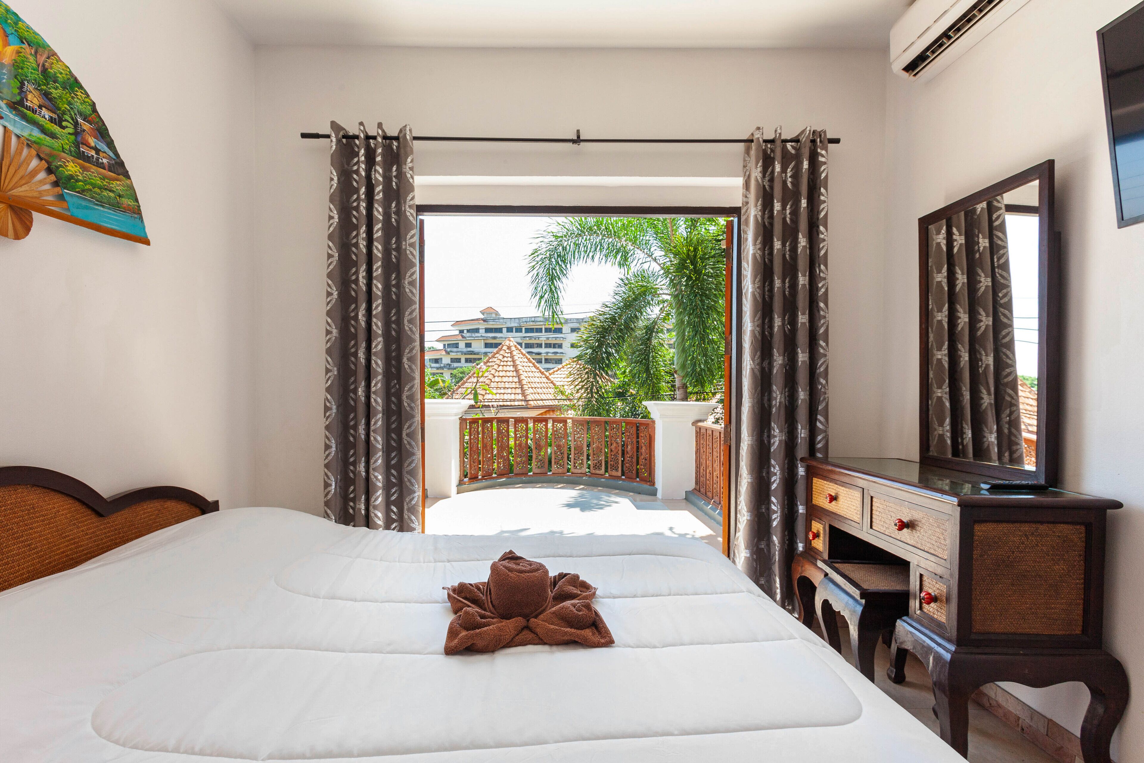 6 bedrooms, in-room safe, desk, iron/ironing board