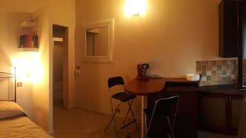 Double Room | Desk, rollaway beds, free WiFi, bed sheets