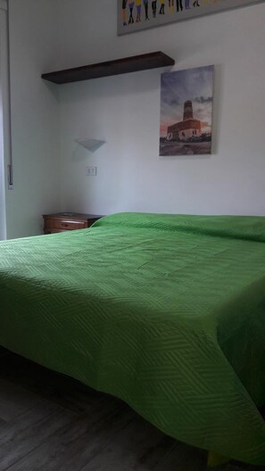 Desk, rollaway beds, free WiFi, bed sheets - Dioscuri Townhouse (Fiumicino)