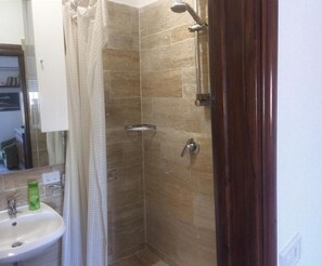 Shower, free toiletries, bidet, towels - Dioscuri Townhouse (Fiumicino)