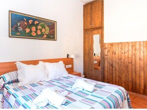 4 bedrooms, in-room safe, iron/ironing board, WiFi