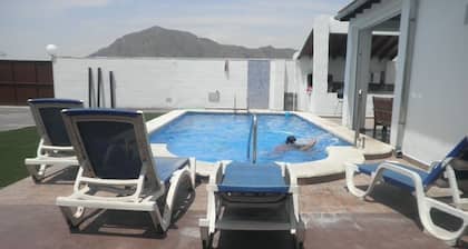 VILLA, jossa on yksityinen uima-allas, lähellä rantaa autolla