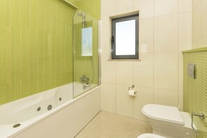 Badewanne, Bidet, Handtücher, Toilettenpapier