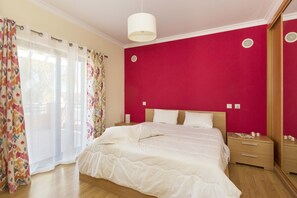 4 bedrooms, iron/ironing board, free WiFi, bed sheets