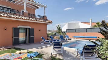 Alberca al aire libre y alberca climatizada