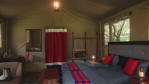 Una habitación acogedora con una cama, un escritorio, una silla y un espejo.