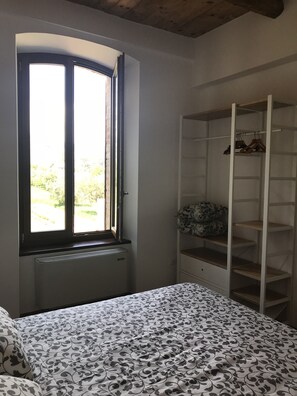 2 bedrooms, iron/ironing board, travel cot, free WiFi