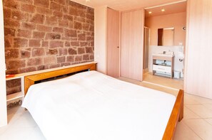 4 chambres, fer et planche à repasser, accès au Wi-Fi (inclus)