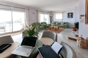 Smart-TV, Kamin, DVD-Player, Stereoanlage