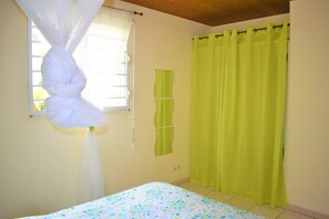 2 bedrooms, iron/ironing board, free WiFi, bed sheets - top of 3-room villa 75 m² quiet, well equipped, view of Robert bay (LE ROBERT)