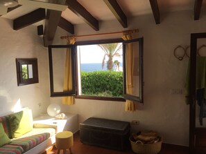 Cheminée, table de tennis de table, livres