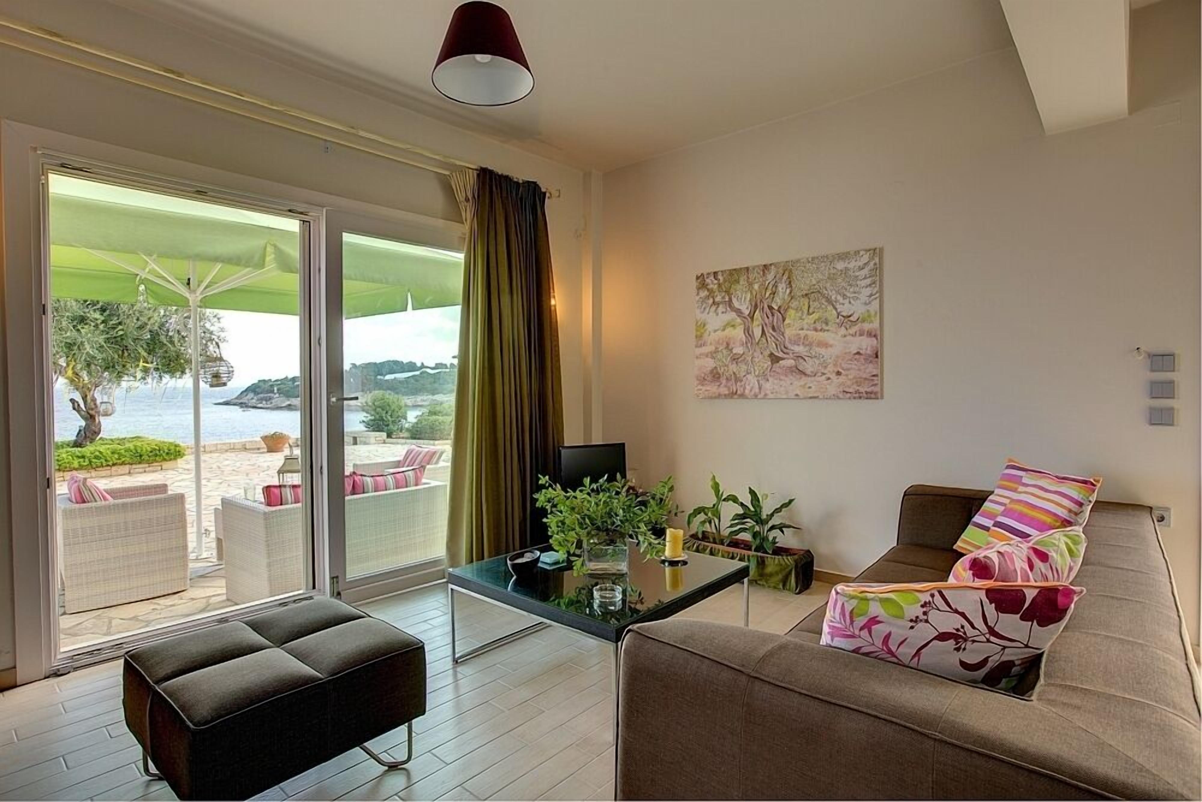 Seafront Villa With Private Pool & Gardens, 10min walking from Gaios