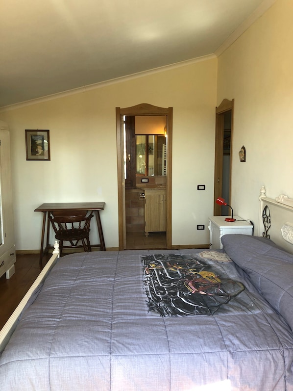 3 bedrooms, iron/ironing board, travel cot, free WiFi