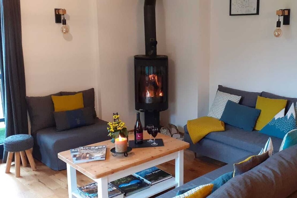 Cosy 5 bedroom chalet In Morzine. Bed and Breakfast or H/B available