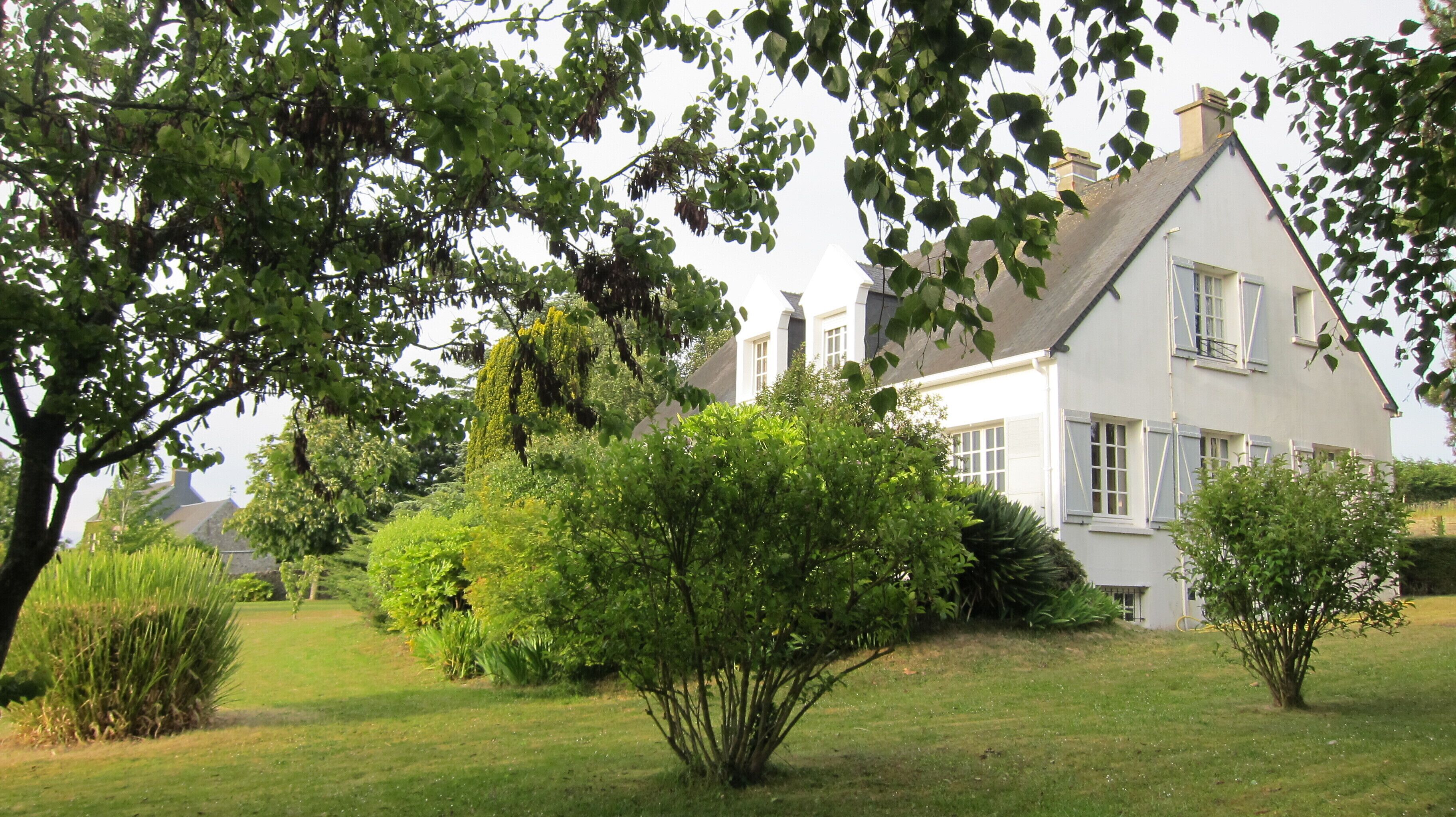 Large family house 2km from the sea-Wifi -Spacious-Bright-Quiet