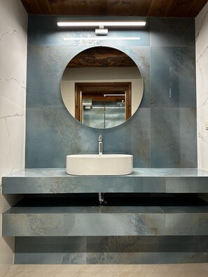 Combined shower/bathtub, hair dryer, towels, soap