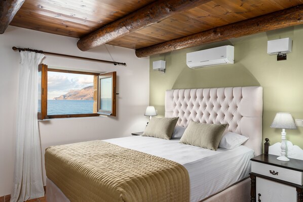 2 habitaciones, escritorio y tabla de planchar con plancha 