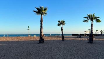 Vlak bij het strand, ligstoelen aan het strand
