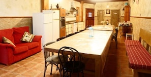 Maison, 6 chambres | Cuisine privée | Grand réfrigérateur, micro-ondes, four, plaque de cuisson