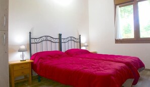 Quadruple Room | Soundproofing, rollaway beds, free WiFi, bed sheets - Albergue La Cala (Ribamontan al Mar)