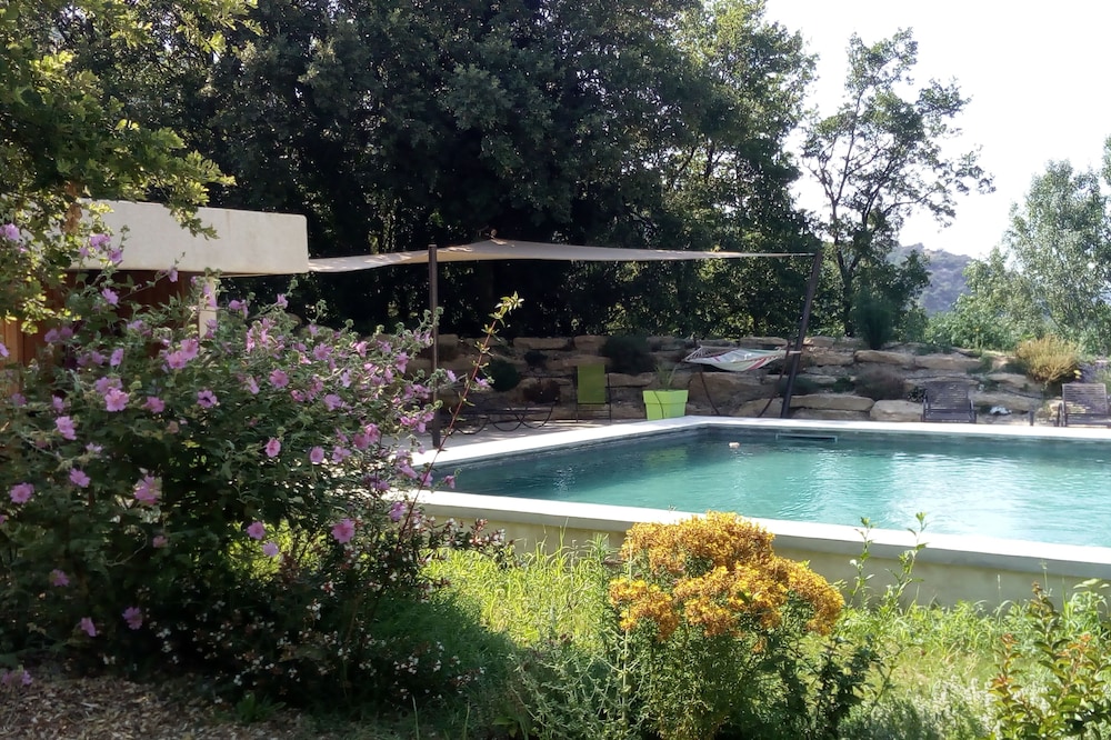 Charming B & B in the farm of the red bridge in Malaucène