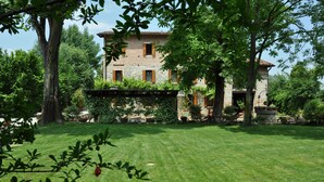 A stone building with a garden in front. - Apartment in a nineteenth-century house                                        (Cervarese Santa Croce)