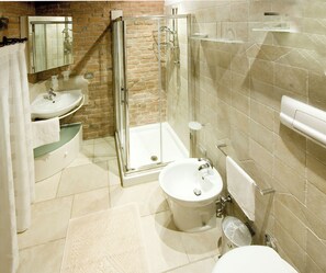 Shower, hair dryer, bidet, towels - Apartment in a nineteenth-century house                                        (Cervarese Santa Croce)