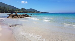Una spiaggia nelle vicinanze, lettini da mare