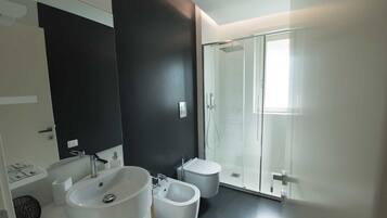 Dusche, Haartrockner, Bidet
